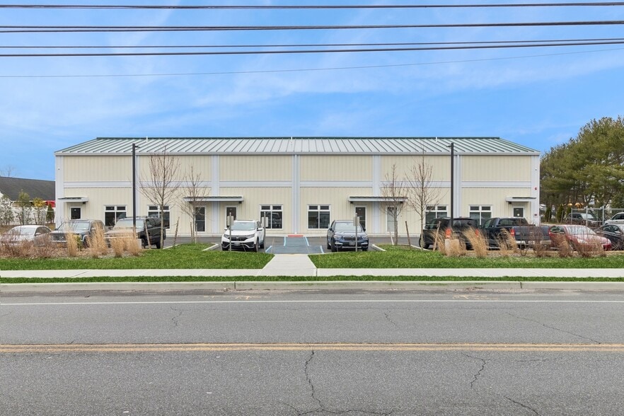 313 Edwards Ave, Calverton, NY for lease - Primary Photo - Image 1 of 10
