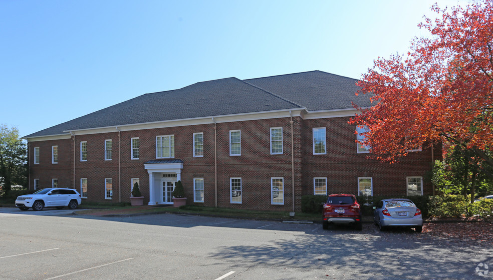 3600 Country Club Rd, Winston-Salem, NC for lease - Primary Photo - Image 1 of 9