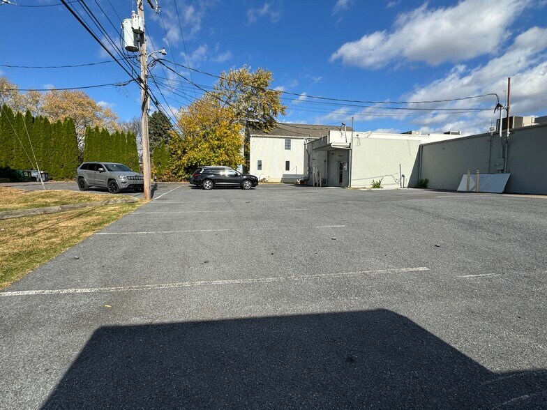 2252-2254 Macarthur Rd, Whitehall, PA à louer - Photo du bâtiment - Image 3 de 3