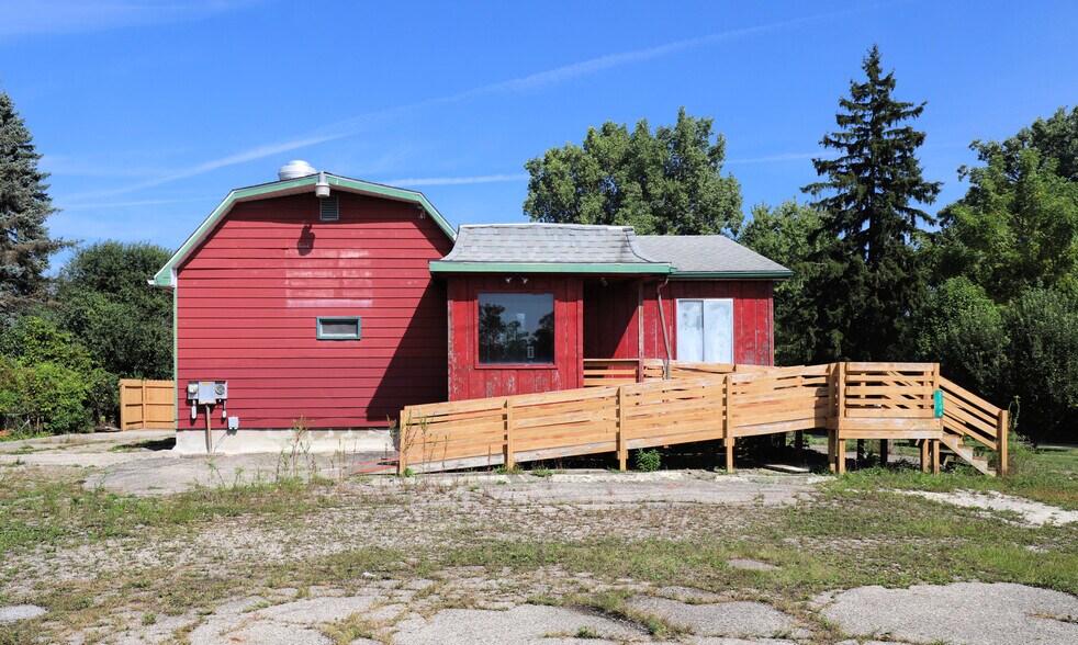 2246 W Coldwater Rd, Flint, MI à vendre - Photo du bâtiment - Image 2 de 9