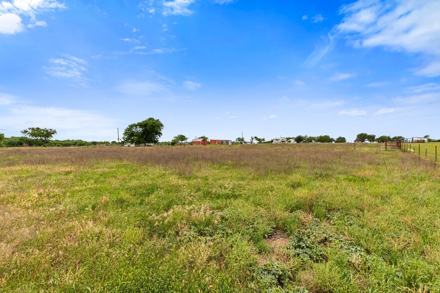 729 Twin Bends Rd, Crawford, TX for sale - Primary Photo - Image 1 of 3