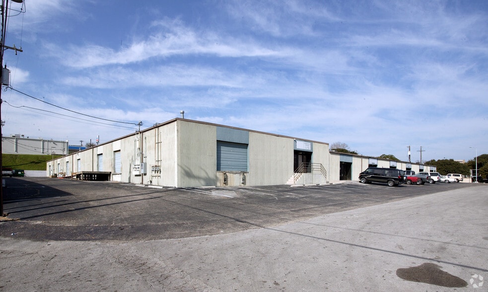 7102-7176 Oaklawn Dr, San Antonio, TX for lease - Building Photo - Image 3 of 9