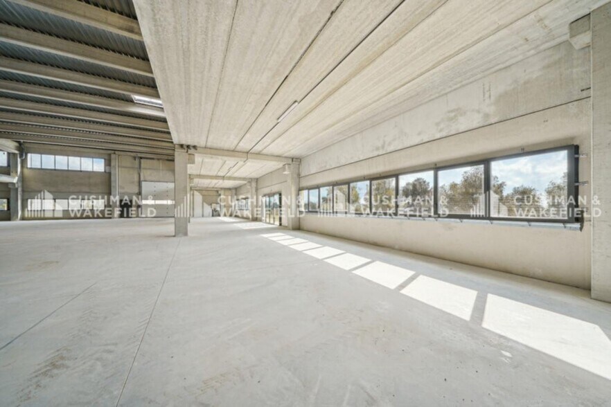 Flex in La Ciotat for lease - Interior Photo - Image 2 of 7