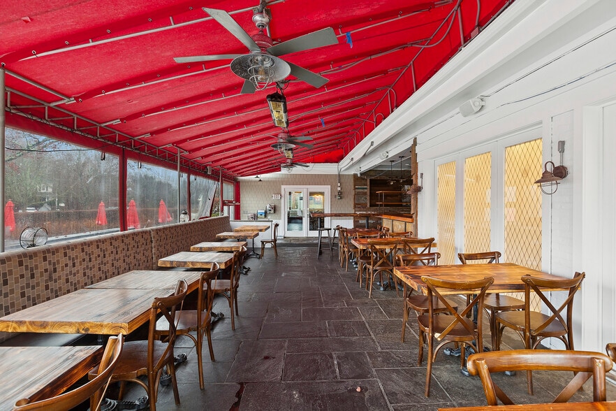 40-21 Bowden Sq, Southampton, NY for lease - Building Photo - Image 3 of 14