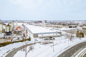 8100-8200 Boul Cavendish, Saint-Laurent, QC - Aerial  map view