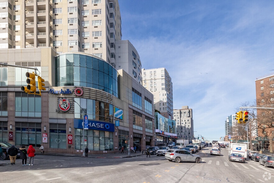 40-24 College Point Blvd, Flushing, NY à vendre - Photo du bâtiment - Image 2 de 7