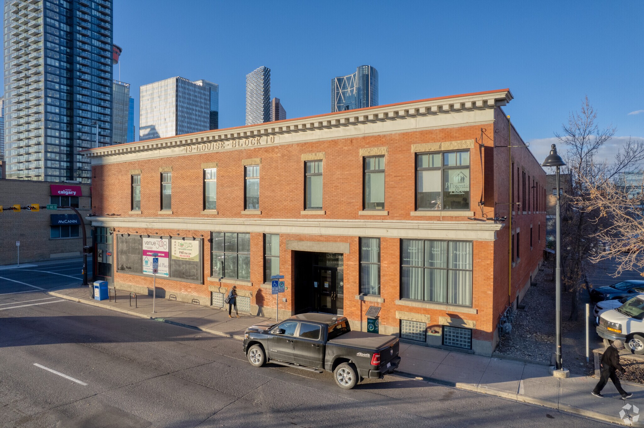 1018 MacLeod Trail SE, Calgary, AB à louer Photo du bâtiment- Image 1 de 6