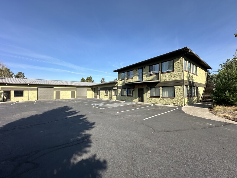 930 SE Textron Dr, Bend, OR for lease - Building Photo - Image 1 of 5