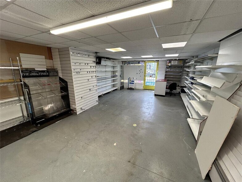 144 King Edwards Dr, Harrogate for lease - Building Photo - Image 2 of 11
