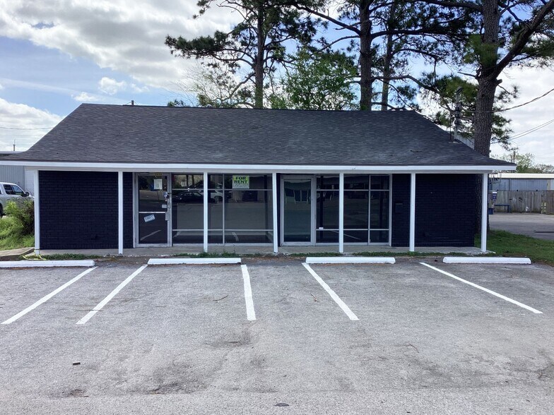 1010 1st St E, Humble, TX for lease - Building Photo - Image 2 of 29