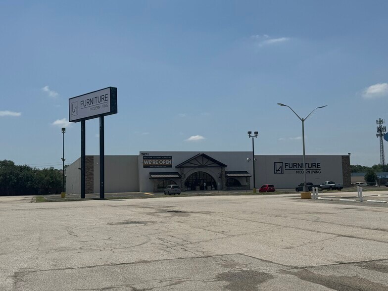 7071 Southwest Fwy, Houston, TX à louer - Photo du bâtiment - Image 3 de 19