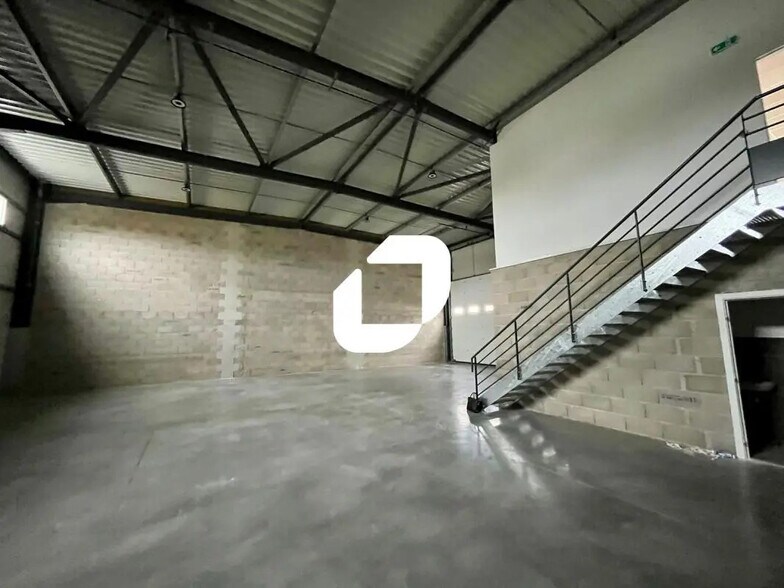 Flex in Chassieu for lease - Interior Photo - Image 2 of 15