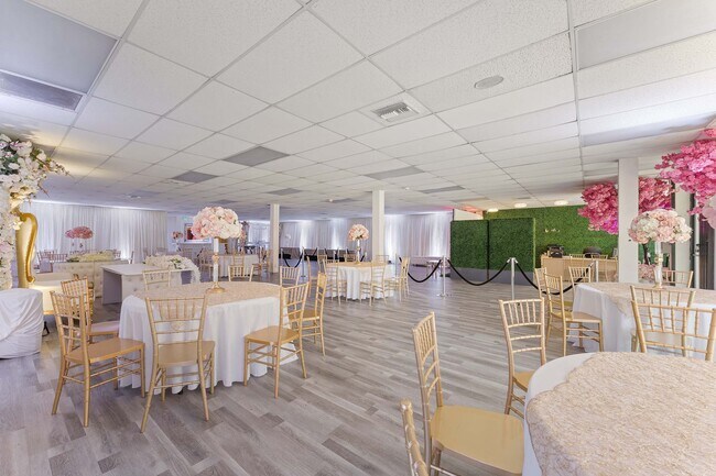 More details for 6265 Van Nuys Blvd, Van Nuys, CA - Retail for Sale