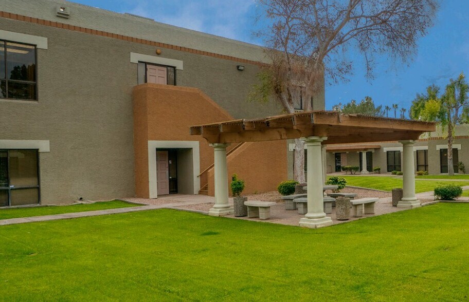 2222 S Dobson Rd, Mesa, AZ à louer - Photo du bâtiment - Image 3 de 18