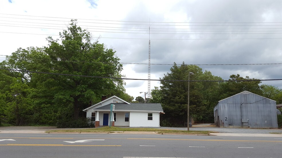 3521 Monroe Rd, Charlotte, NC à louer - Photo du bâtiment - Image 3 de 21