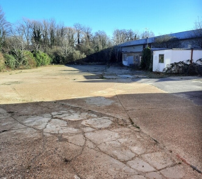 1 Walnut Tree Close, Guildford for lease - Building Photo - Image 1 of 2