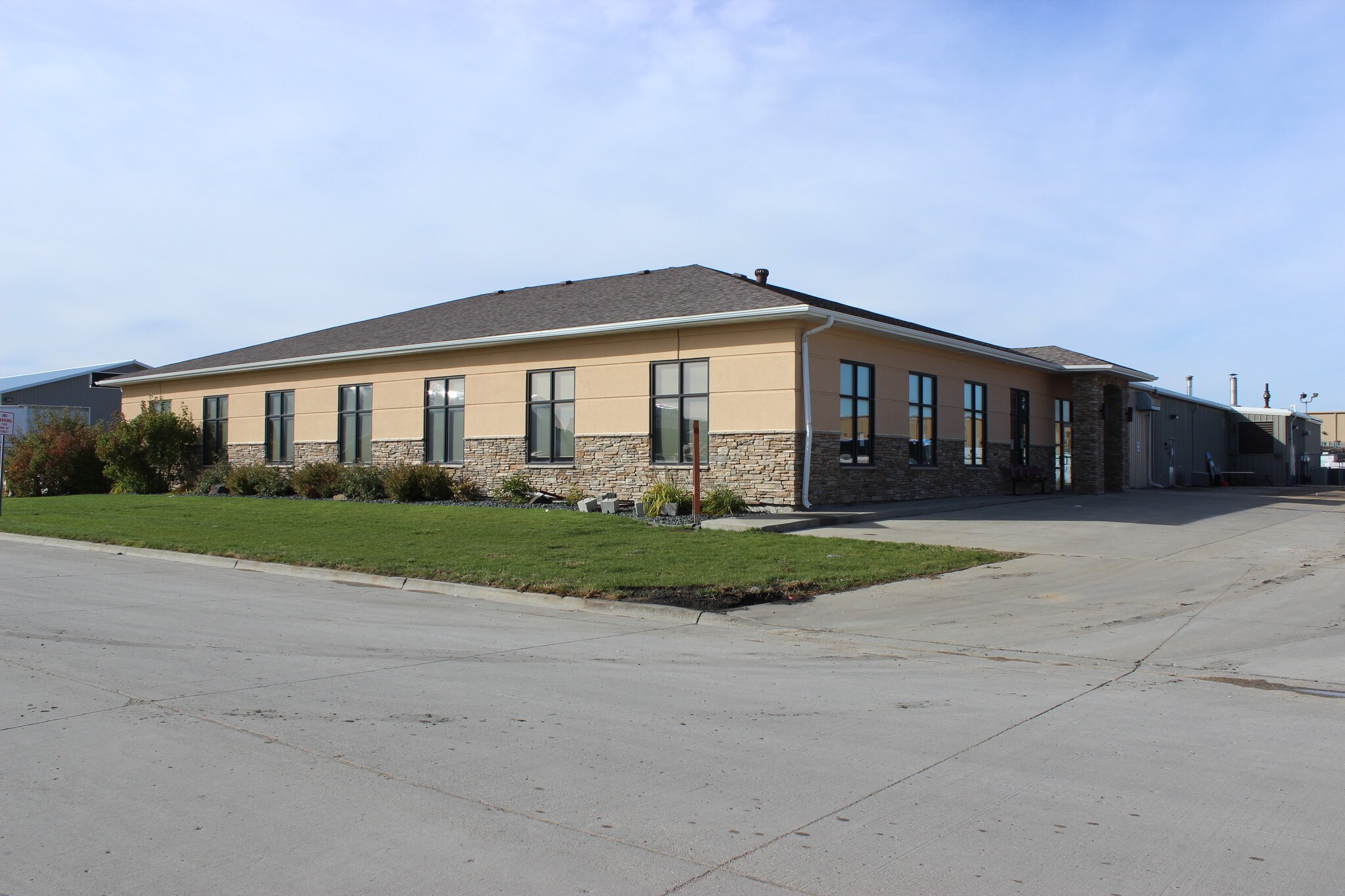 214 12th St NW, West Fargo, ND for lease Primary Photo- Image 1 of 4