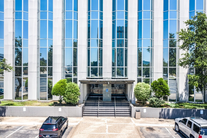 8585 N Stemmons Fwy, Dallas, TX à vendre - Photo du bâtiment - Image 2 de 3