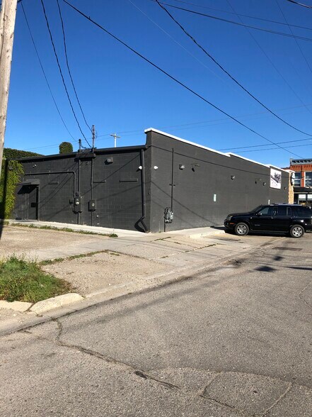 901 W Main St, Owosso, MI à louer - Photo du bâtiment - Image 2 de 2