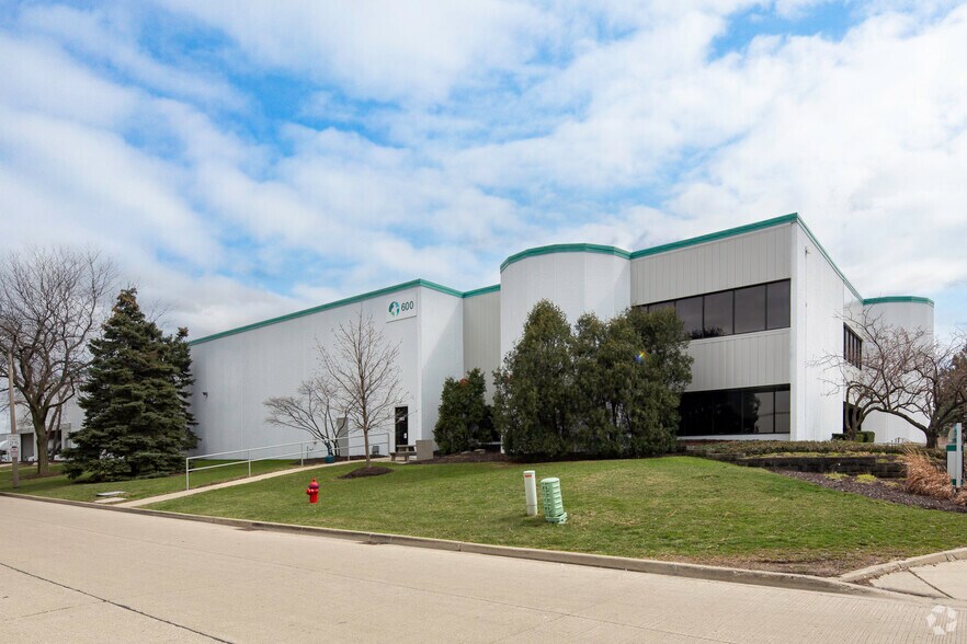 600-608 Supreme Dr, Bensenville, IL à louer - Photo du bâtiment - Image 3 de 8