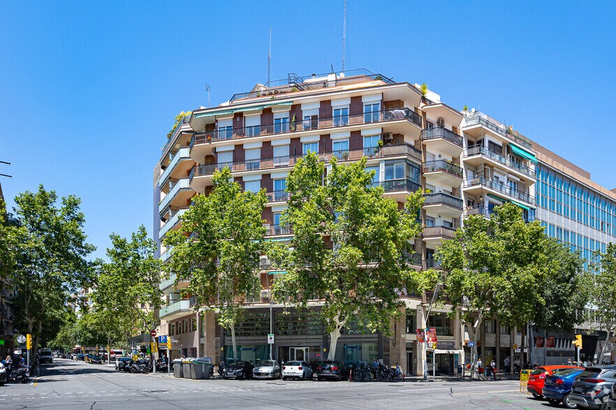 Retail in Barcelona, Barcelona for lease - Building Photo - Image 2 of 2