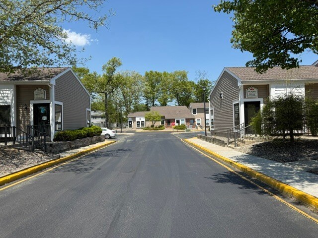 780 Commons Way, Toms River, NJ à vendre - Photo du bâtiment - Image 2 de 12