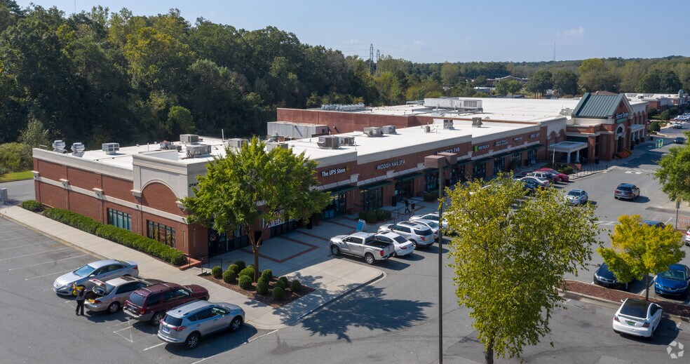 8650 University City Blvd, Charlotte, NC à louer - Photo du bâtiment - Image 2 de 4