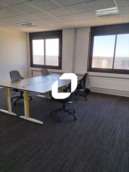 Bureau dans Nanterre à louer - Photo du bâtiment - Image 2 de 4