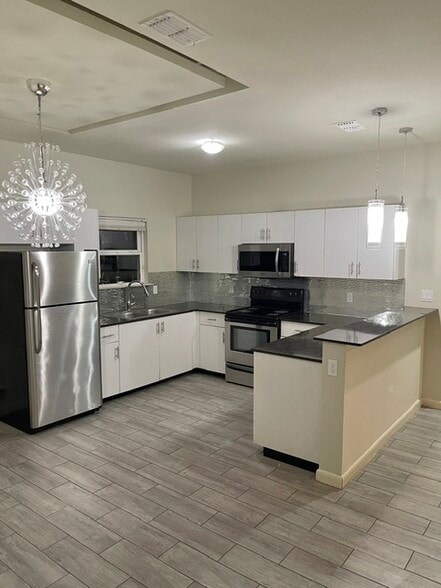 Portfolio of 4 Plex's at Medical Ridge portfolio of 2 properties for sale on LoopNet.ca - Building Photo - Image 2 of 4