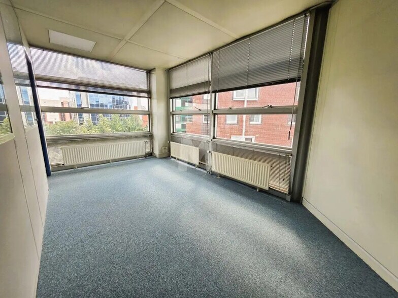 Bureau dans Évry-Courcouronnes à vendre - Photo du bâtiment - Image 2 de 13