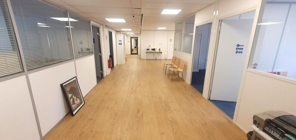 Office in Versailles for lease - Interior Photo - Image 3 of 15