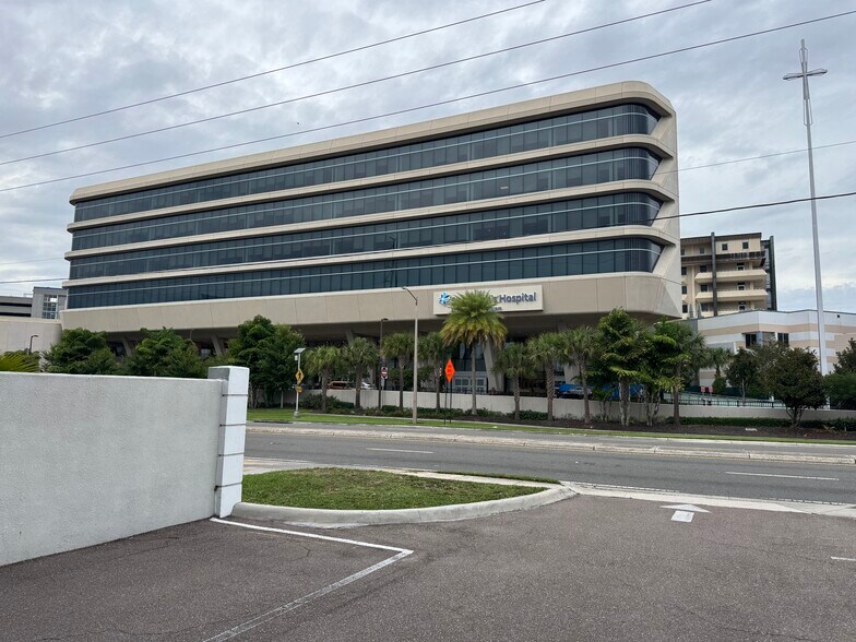 2814 W Dr Martin Luther King Jr Blvd, Tampa, FL à louer - Photo du bâtiment - Image 3 de 10