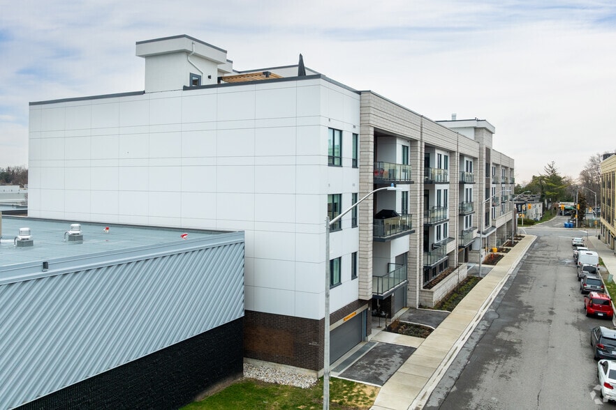 123 Maurice Dr, Oakville, ON for lease - Building Photo - Image 3 of 4