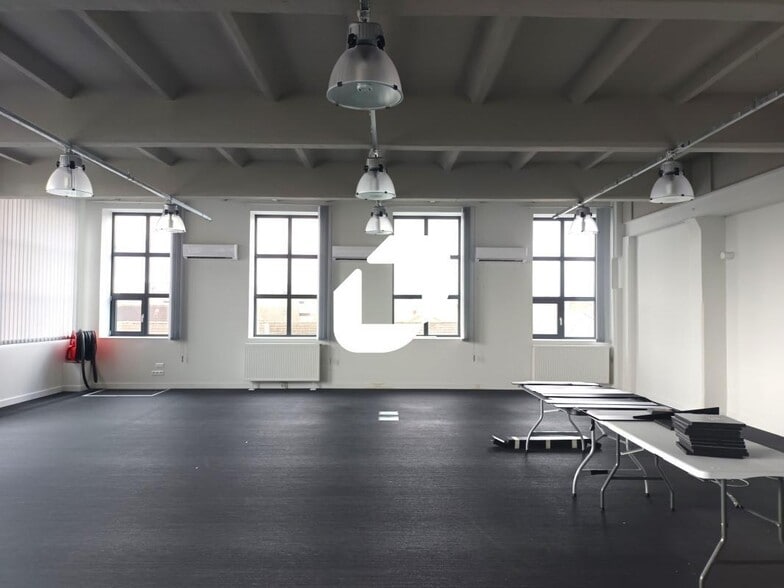 Flex in Lille for lease - Interior Photo - Image 2 of 9