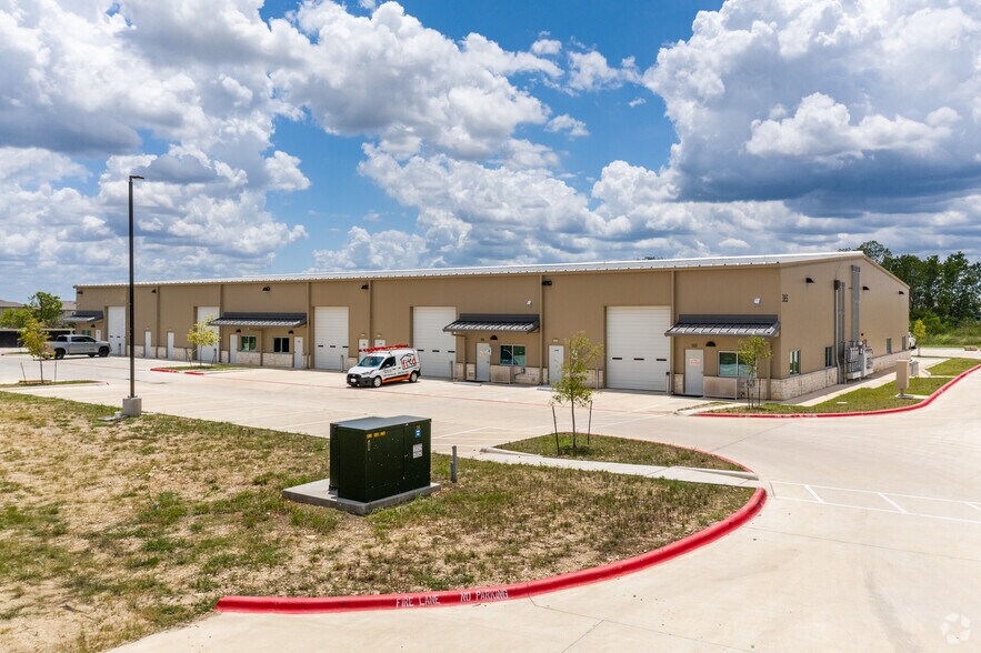 335 Warehouse Dr, Buda, TX for lease - Building Photo - Image 3 of 6