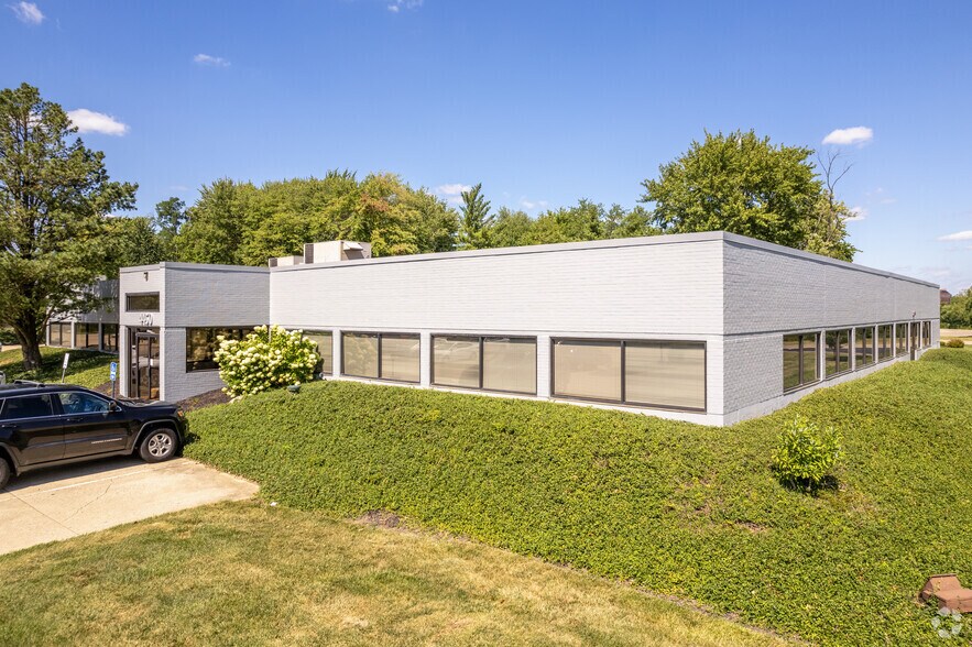 4420-4460 Carver Woods Dr, Blue Ash, OH à louer - Photo du bâtiment - Image 2 de 7