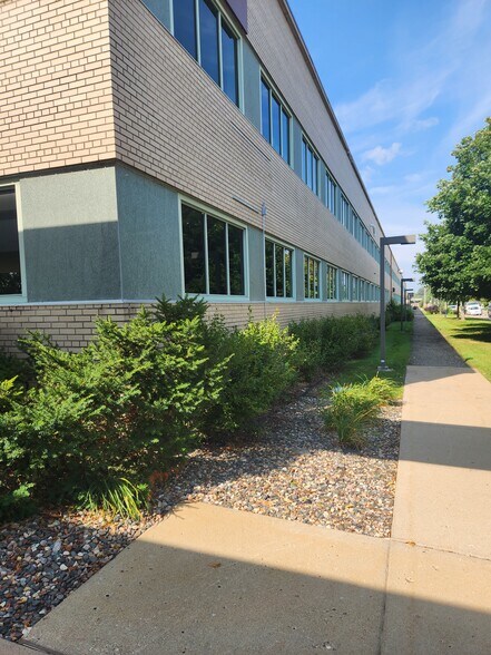 750 2nd St NE, Hopkins, MN à louer - Photo du bâtiment - Image 2 de 15