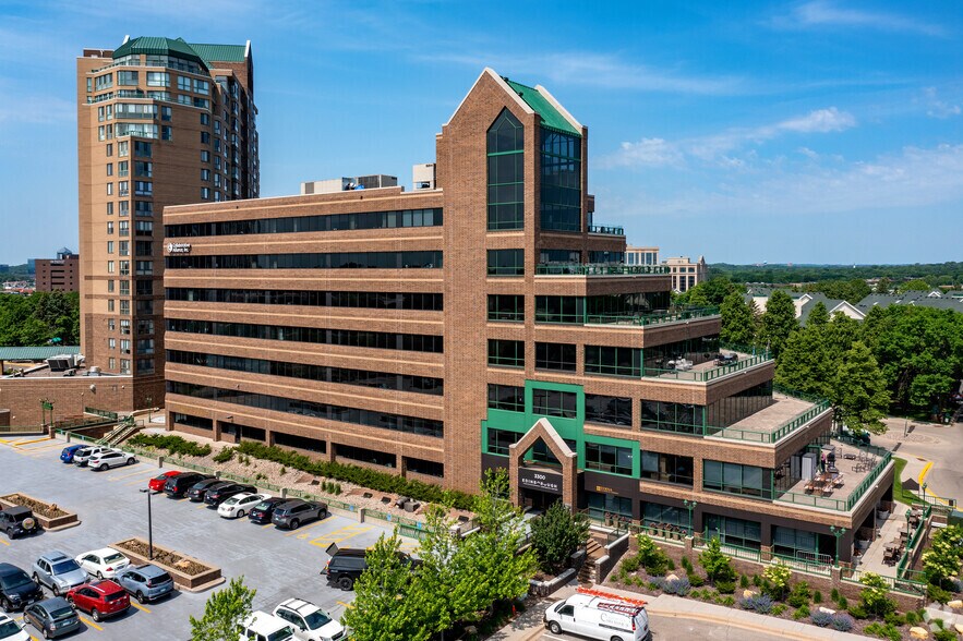 3300 Edinborough Way, Edina, MN à louer - Photo du bâtiment - Image 2 de 16