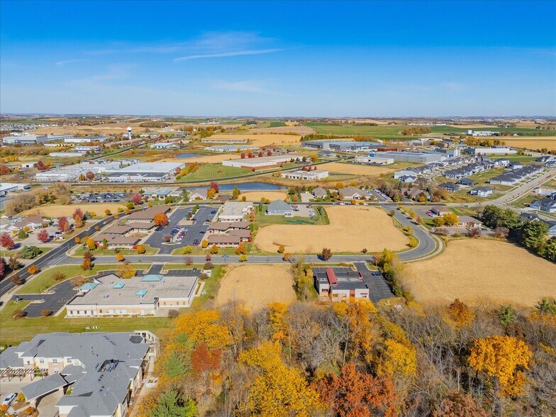 1016 Quinn Dr, Waunakee, WI à vendre - Photo du bâtiment - Image 2 de 8