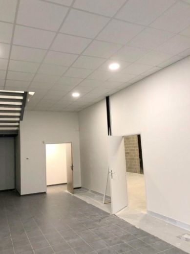 Industrial in Elancourt for lease - Building Photo - Image 2 of 7