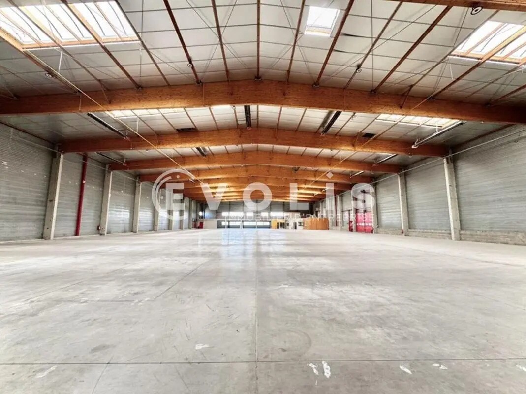 Flex in Saint-André-de-Corcy for lease Interior Photo- Image 1 of 6
