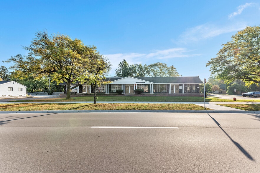 29906-29940 Orchard Lake Rd, Farmington Hills, MI for lease - Building Photo - Image 2 of 26