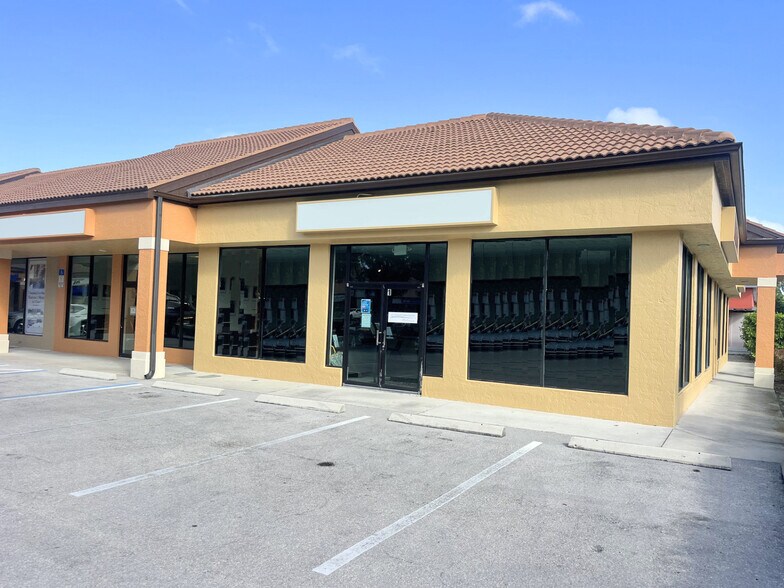 10353 Tamiami Trl N, Naples, FL à louer - Photo du bâtiment - Image 3 de 4