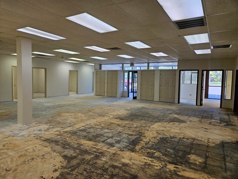 3021-3035 N 93rd St, Omaha, NE for lease - Interior Photo - Image 3 of 3