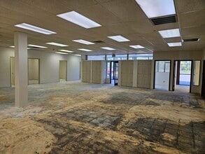 3021-3035 N 93rd St, Omaha, NE for lease Interior Photo- Image 2 of 2