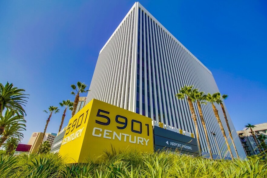 5901 W Century Blvd, Los Angeles, CA à louer - Photo du bâtiment - Image 1 de 5