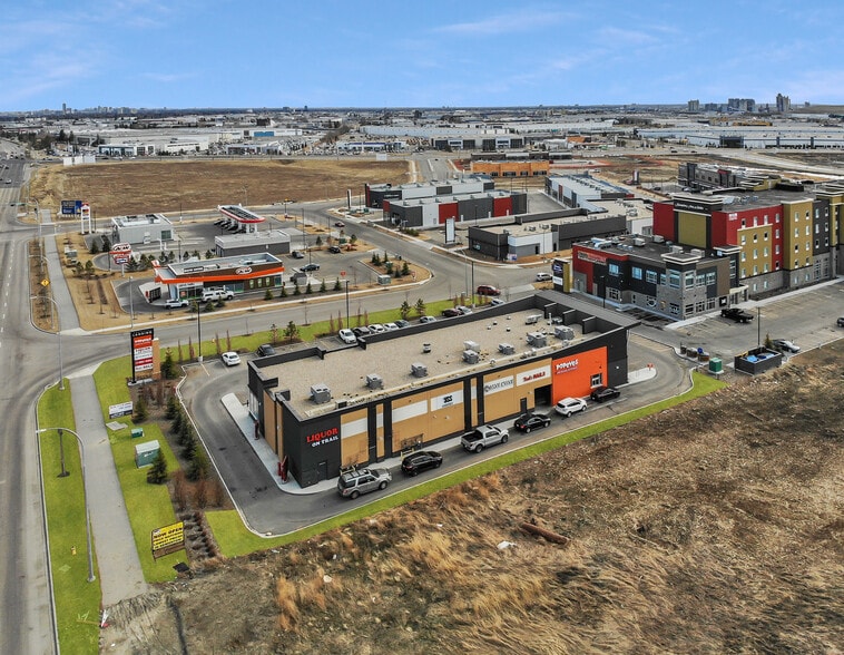 725-745 Mistatim Way NW, Edmonton, AB à louer - Photo du bâtiment - Image 2 de 5