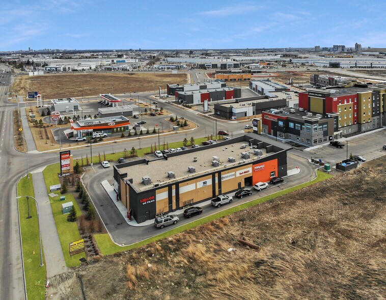 725-745 Mistatim Way NW, Edmonton, AB à louer - Photo du bâtiment - Image 2 de 5