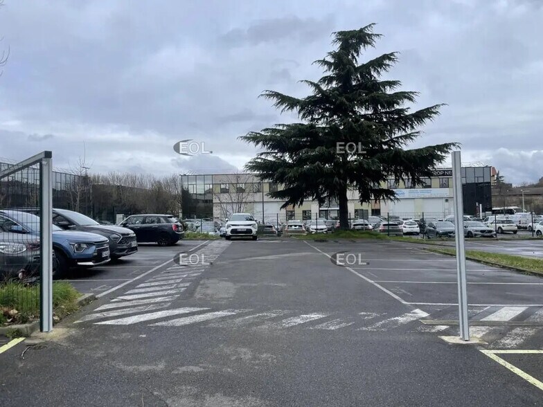 Flex in Nanterre for lease - Building Photo - Image 3 of 9