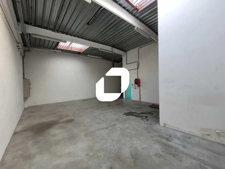 Flex in Bondoufle for lease - Interior Photo - Image 3 of 8